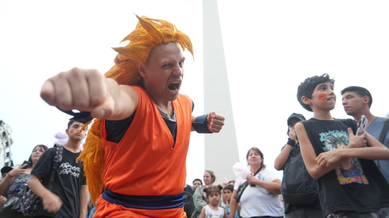 Fanáticos de Dragon Ball coparon el Obelisco e hicieron una masiva "genkidama" en honor a Akira Toriyama