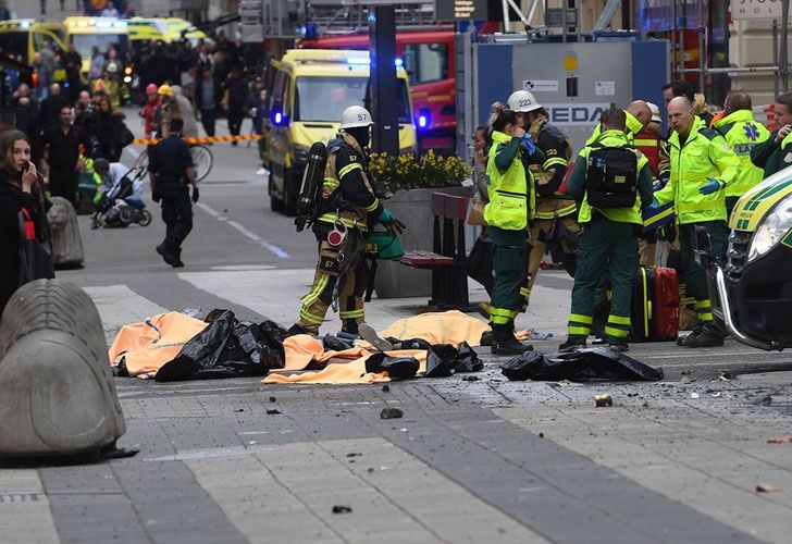 Atentado terrorista en Estocolmo: un camión atropelló a una multitud