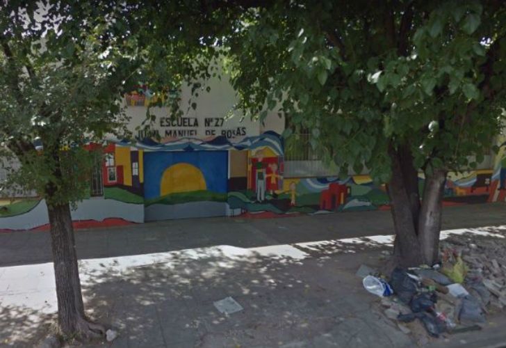 Una maestra se burló de un alumno que se hizo pis encima