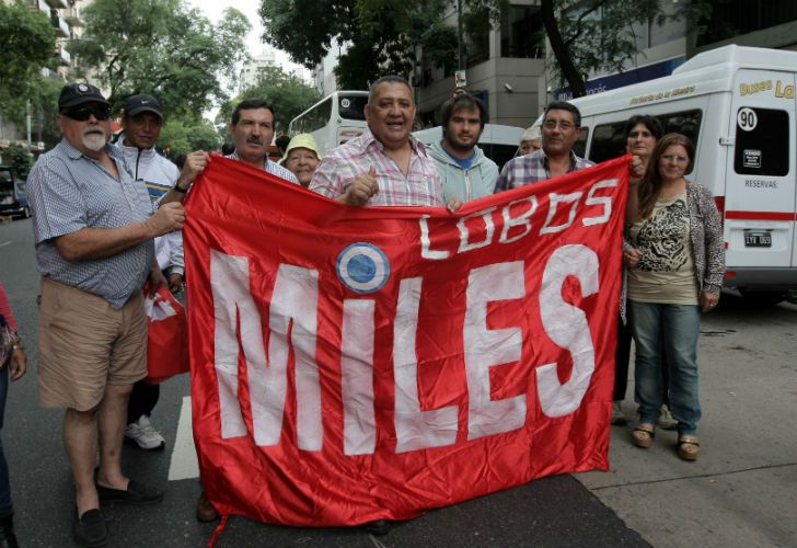 D'Elía salió con banderas y un puñado de "Miles" a bancar a CFK
