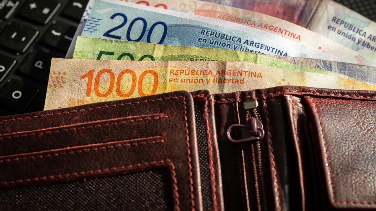 El peso argentino es la moneda más devaluada de los países emergentes