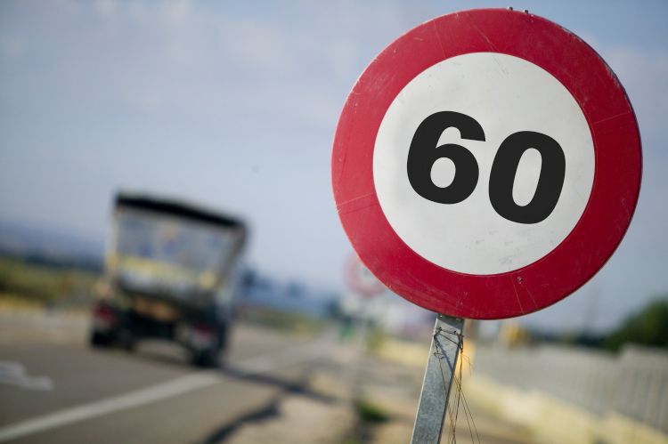 Solo 3 de cada 10 conductores saben cuál es la velocidad máxima de una autopista