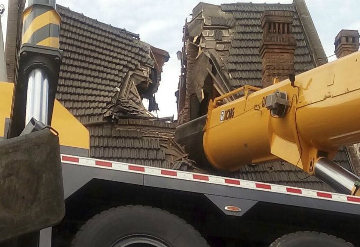 Mataderos: cinco heridos al volcar una grúa sobre una casa