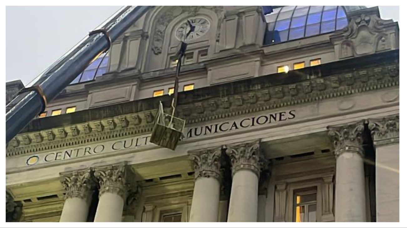 El Gobierno borró el nombre “Centro Cultural Kirchner” de la fachada del ahora denominado Palacio Libertad