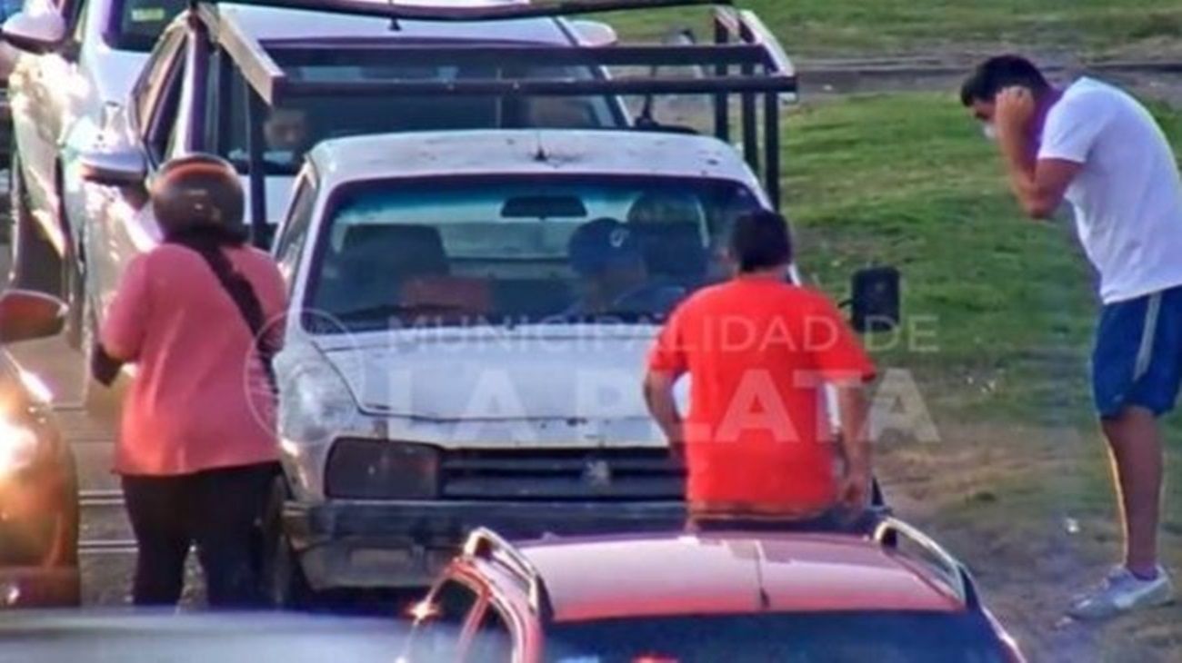 La Plata: manejaba alcoholizado, se durmió en el semáforo y lo detuvieron