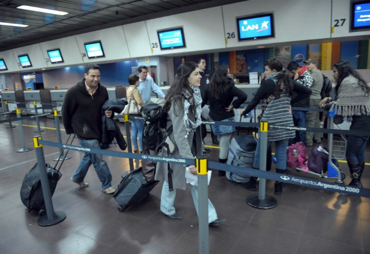 Dólar: cepo a pasajes y free shops