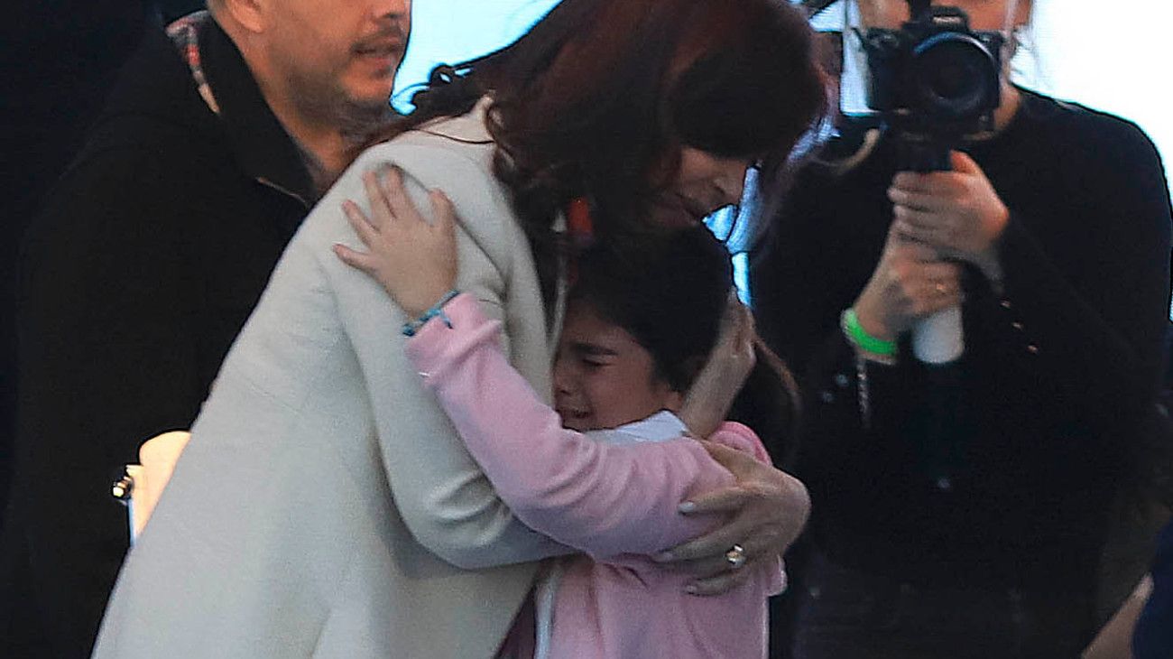 Quién es la nena que abrazó Cristina Kirchner en el acto en Merlo