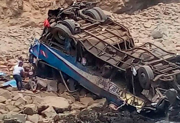 Un micro cayó a un abismo de 100 metros en Perú: hay 25 muertos
