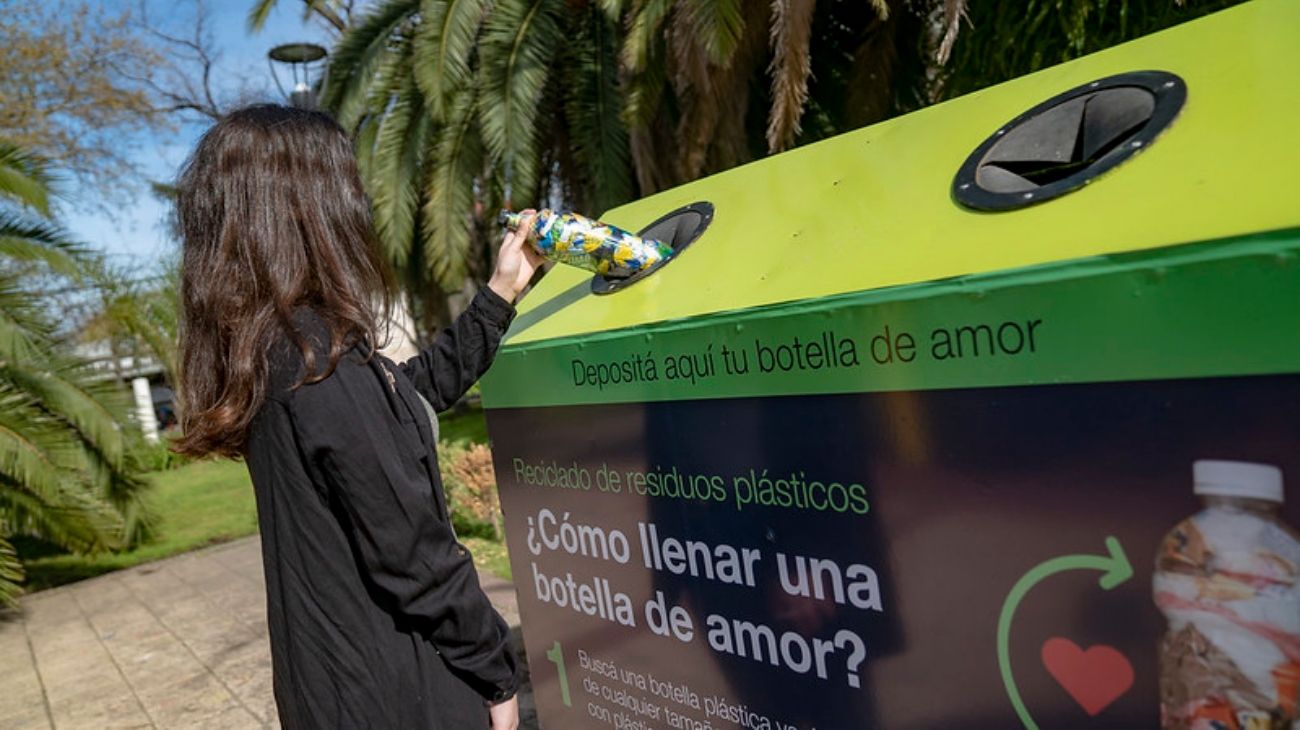 "Botellas de Amor", una manera fácil y efectiva de reciclar plásticos en San Isidro
