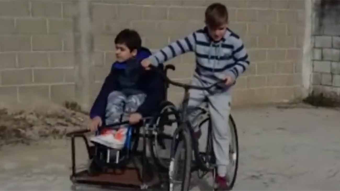 Construyó una bici para andar con su amigo en silla de ruedas
