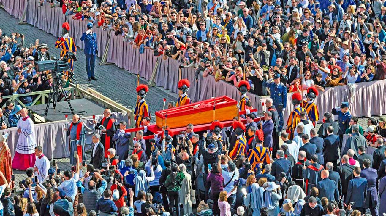 Multitudinaria despedida del Papa con 250 mil personas en San Pedro