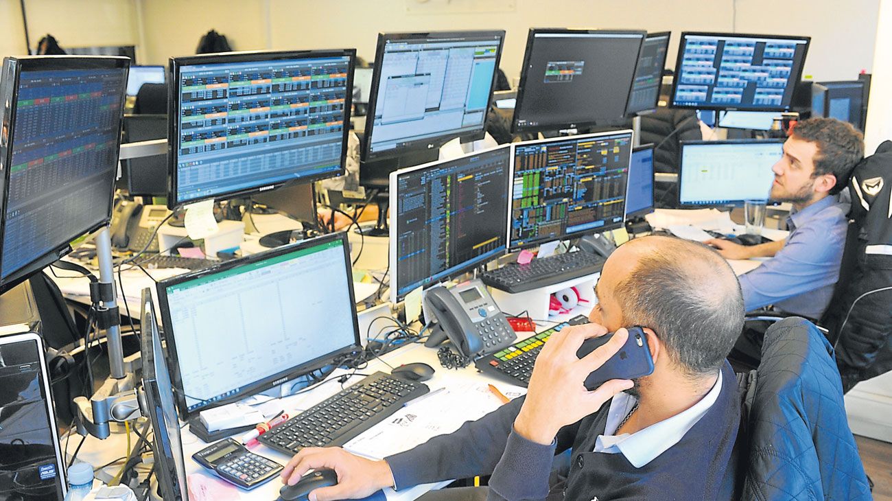 Con el riesgo país en alza, los inversores aceleran el pase a dólares