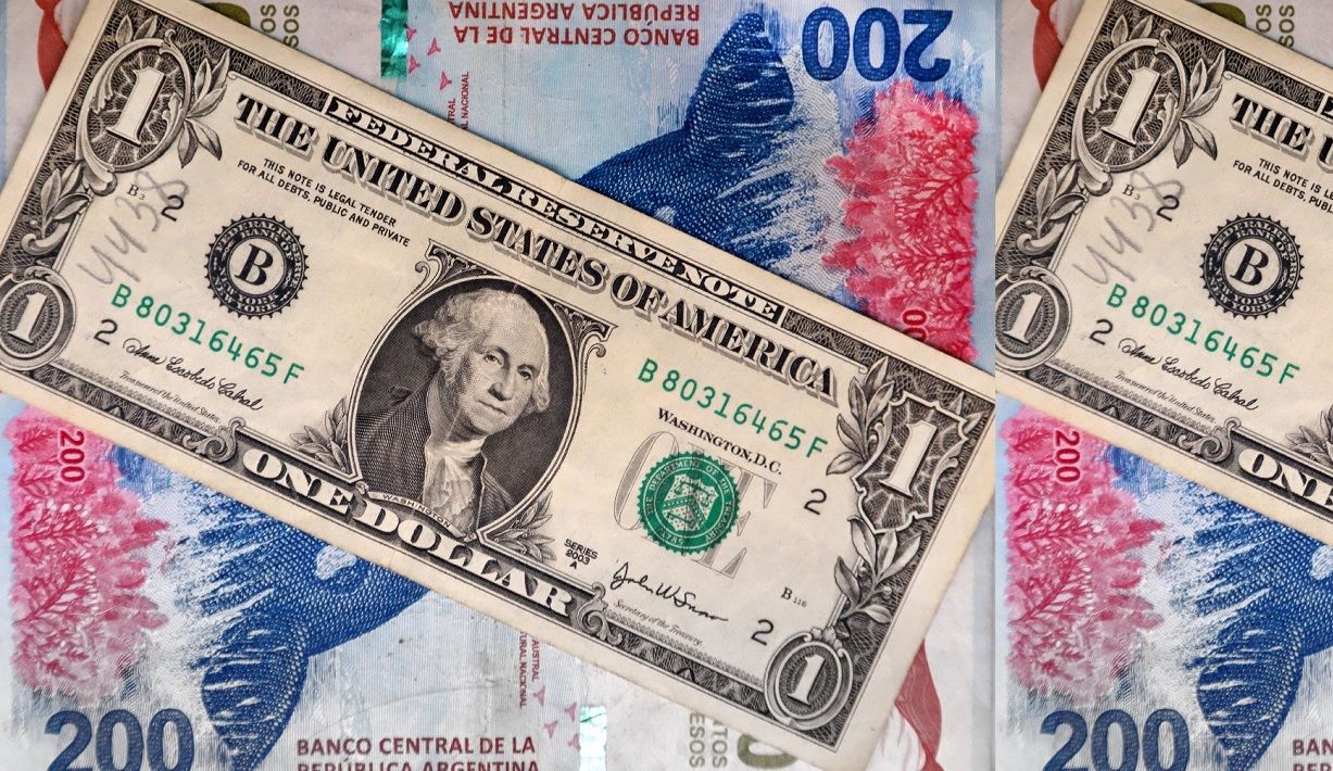 El dólar blue arrancó la semana con nuevos récords: cerró a $408