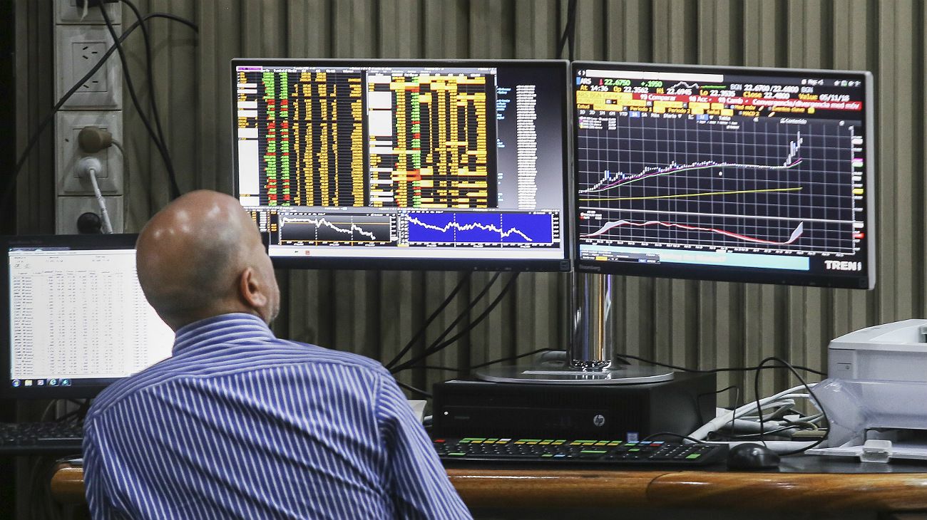 El "efecto cuadernos" llegó a los mercados y golpeó fuerte al Merval