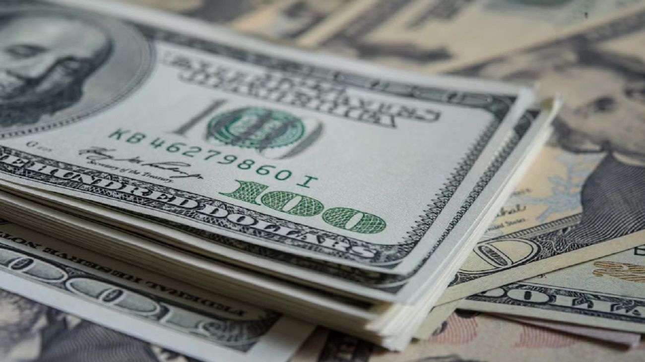 El dólar blue comenzó este 4 de agosto con una leve caída en su cotización