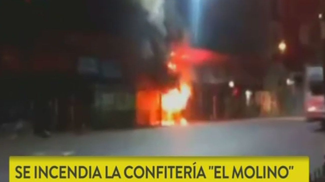 Un incendio afectó la histórica Confitería del Molino frente al Congreso
