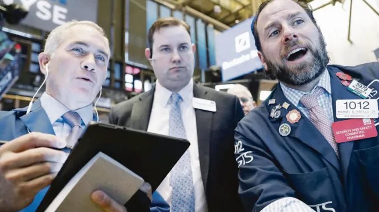 Dólar hoy: el derrumbe las bolsas mundiales hizo subir al blue y el riesgo país