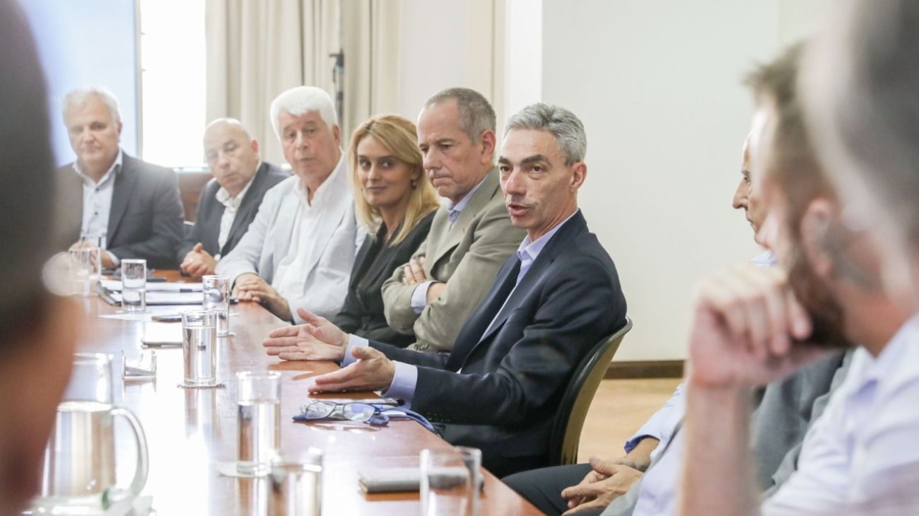 Sigue el debate por el destino de los micros de doble piso, pero no hay definiciones