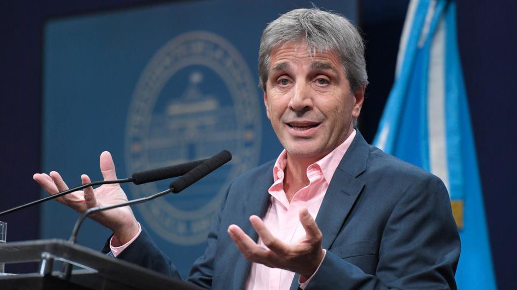 Luis Caputo aseguró que la caída de la Ley Ómnibus "no afecta el programa económico" del Gobierno