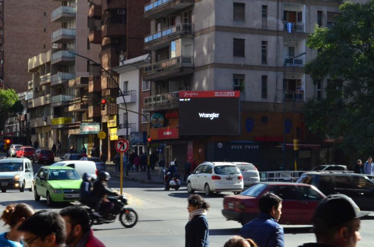 Cámaras de seguridad delatan a policías que detuvieron automovilista