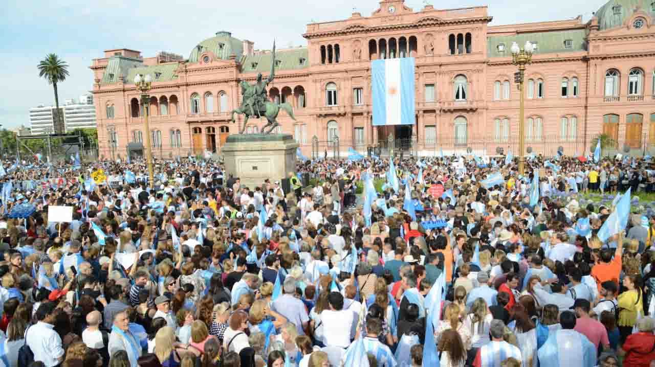La gente llenó la Plaza de Mayo para la despedida de Macri
