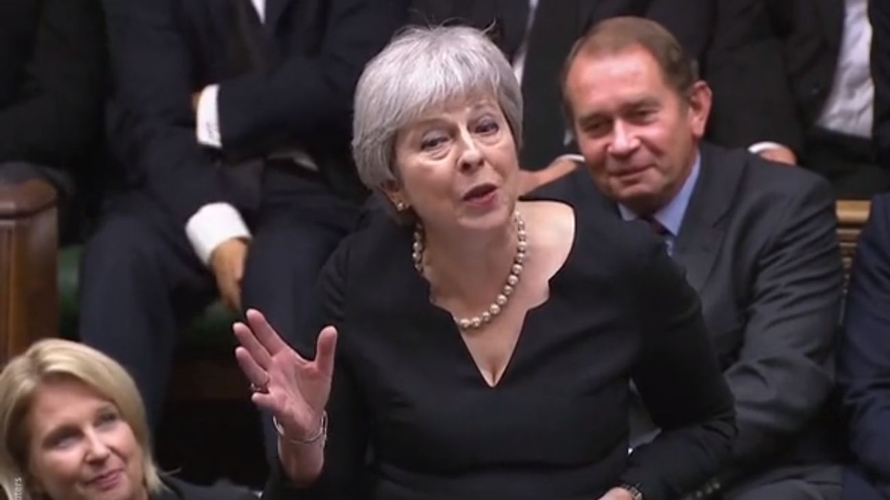 Theresa May hizo reír al Parlamento al relatar un picnic que compartió con Isabel II