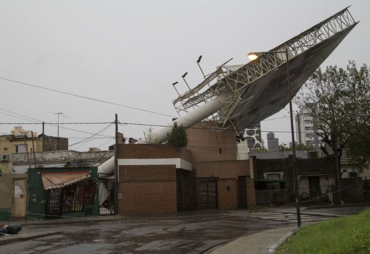 Por la tormenta, dos personas fallecieron electrocutadas en Caseros