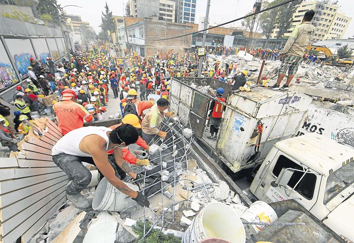 Una desesperada búsqueda contra reloj de sobrevivientes en México
