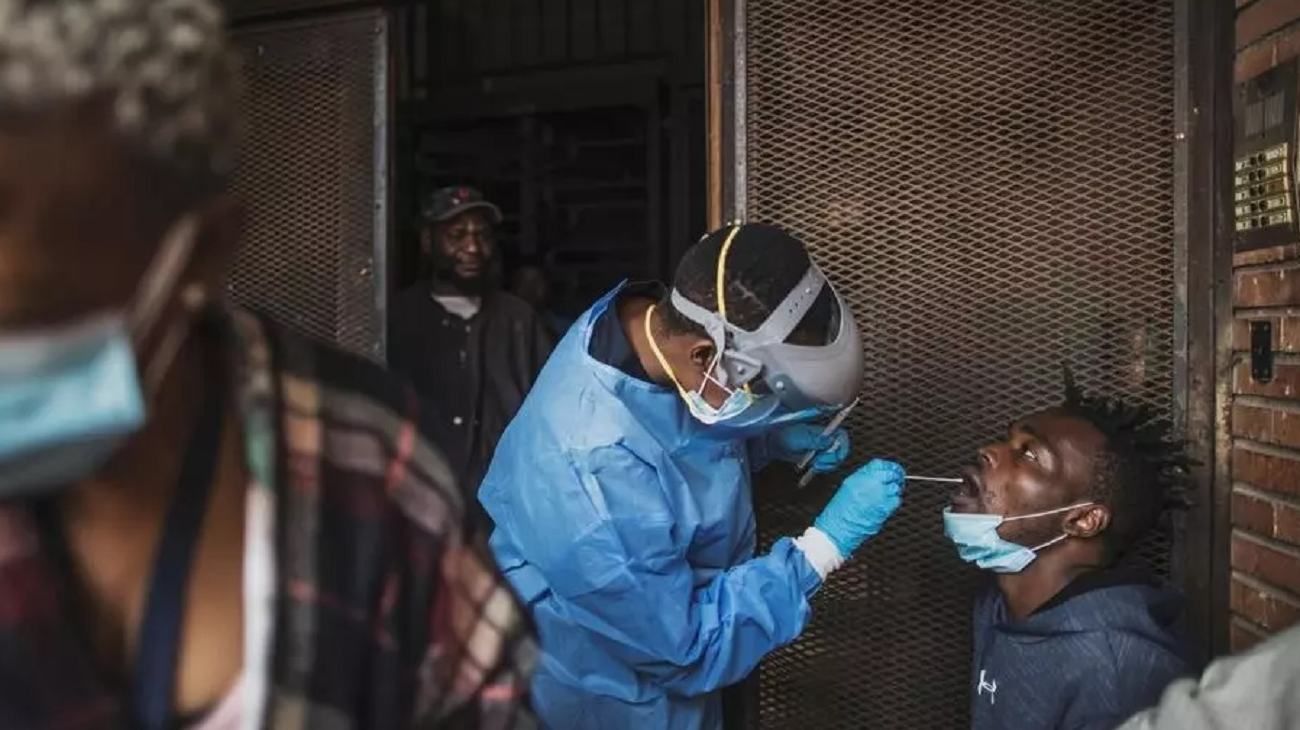 Misterio en Sudáfrica: los casos de covid-19 dejaron de crecer de forma abrupta y buscan una explicación