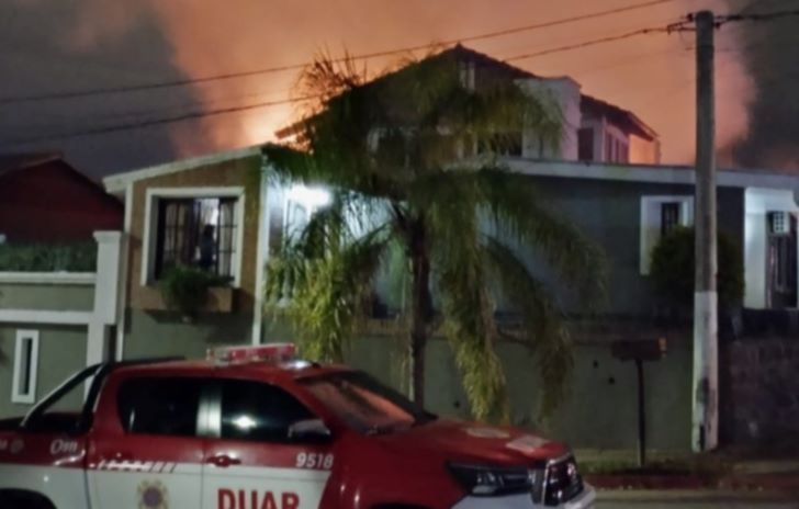 Rescataron a un joven y a su perro tras un incendio en Córdoba