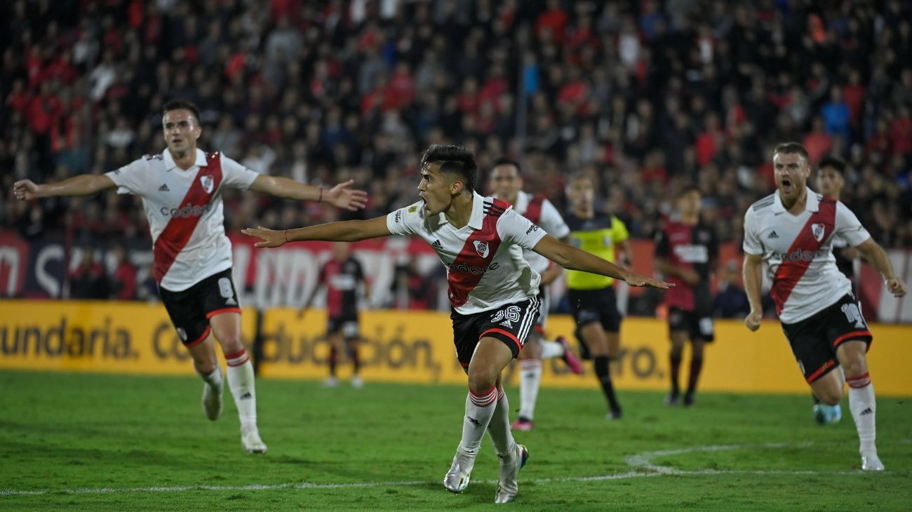 River ganó en Rosario ante Newell's y se afianza como líder