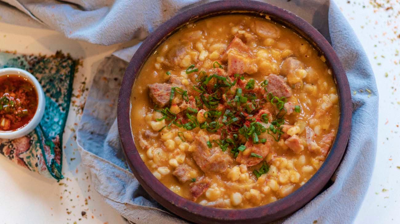 Un 9 de julio diferente: empanadas de pastrón, carbonada thai y locro veggie