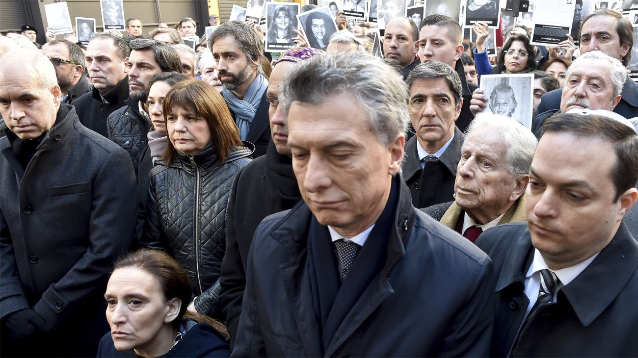 Mauricio Macri no fue al acto de AMIA y encabeza un homenaje en Casa Rosada