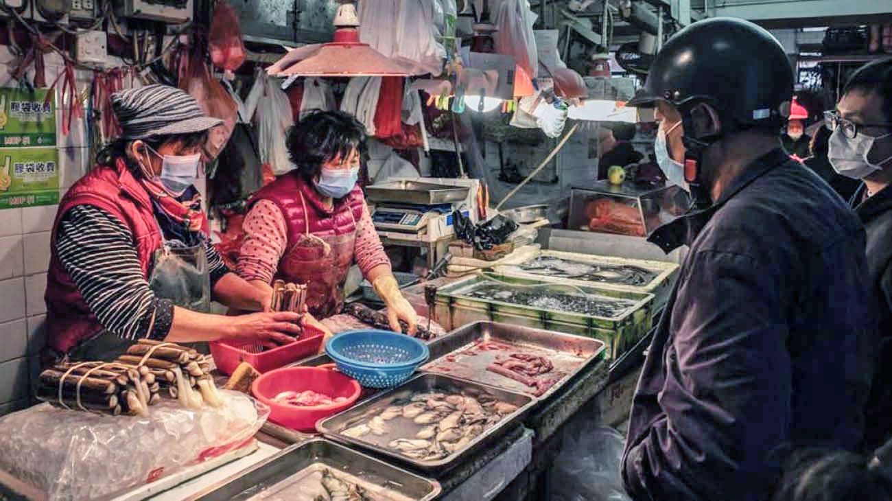 Aseguran haber identificado al “caso cero” de covid en el mercado de Wuhan