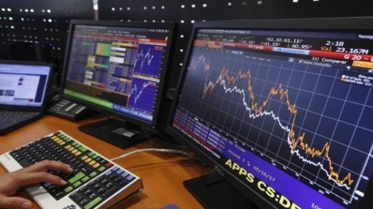 Luego de una tímida mejora, el Merval opera con importantes caídas