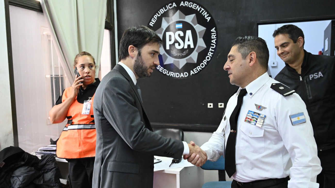 Por la aparición de un paquete sospechoso, bajaron de un avión a Ignacio Torres, gobernador de Chubut