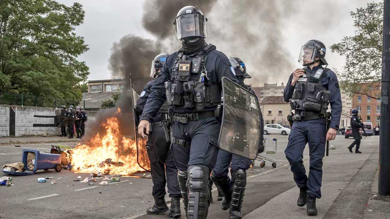 Para evitar nuevos disturbios, Francia prohíbe las marchas y despliega soldados y blindados
