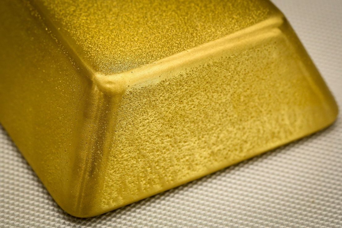 Goldman Sachs insiste en apostar por el oro y proyecta un récord de precios en 2025
