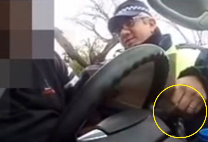 Video | Policía le apaga las luces al conductor de un auto para hacerle la multa