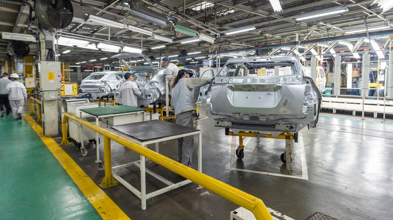 No hay "V": la industria y la construcción volvieron a desplomarse en junio y se prolonga la crisis