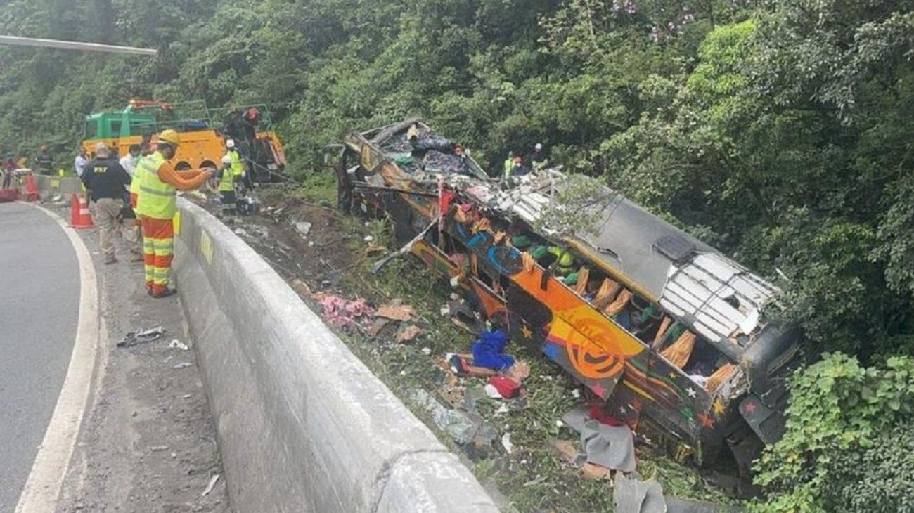 Trágico vuelco de un colectivo en Brasil deja al menos 19 muertos y 33 heridos