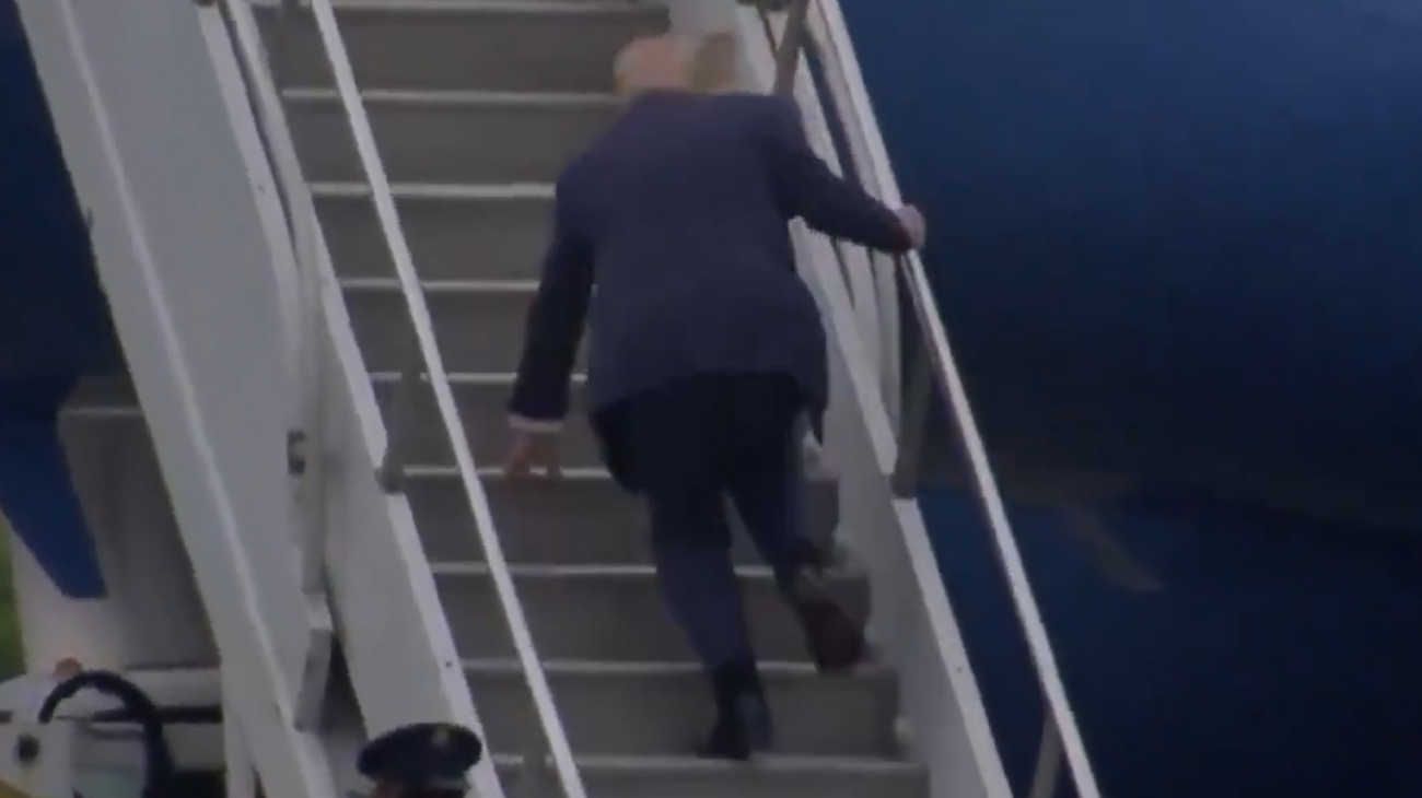 Donald Trump tropezó al subir al Air Force One y el video se viralizó al recordar su burla a Joe Biden