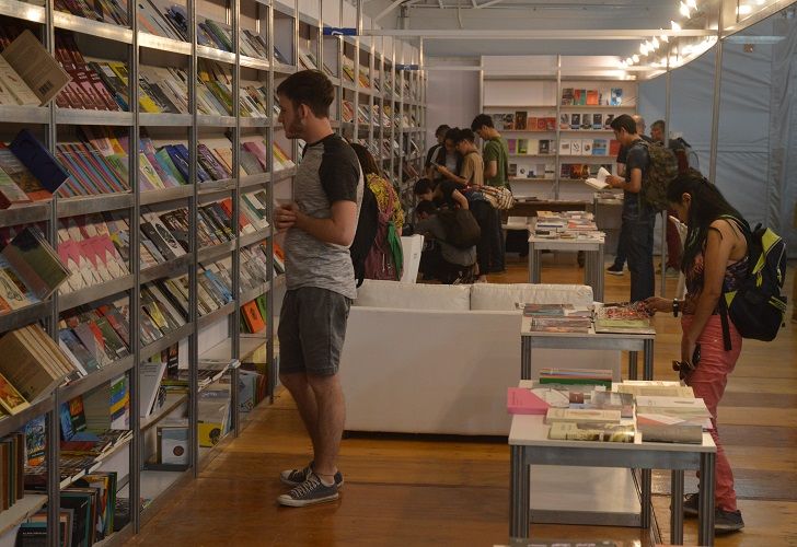 En la Feria del Libro y el Conocimiento, subastas, recorridos y presentaciones