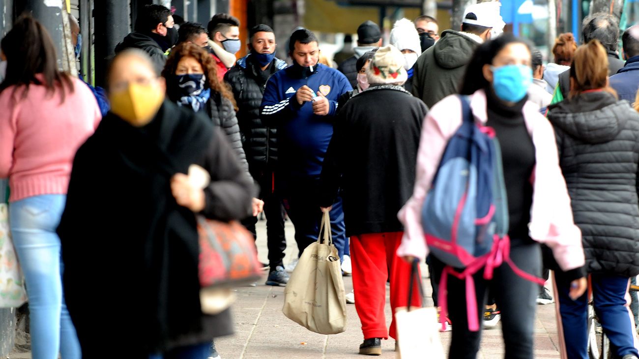 FOTOS | Mientras se define una cuarentena más restrictiva, el Conurbano desborda de gente