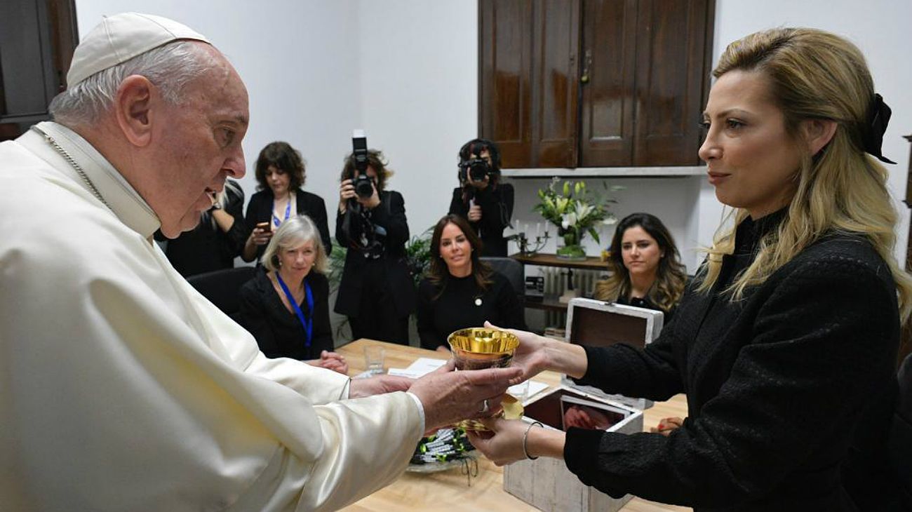 Video | El especial regalo que Fabiola Yañez le entregó al Papa Francisco