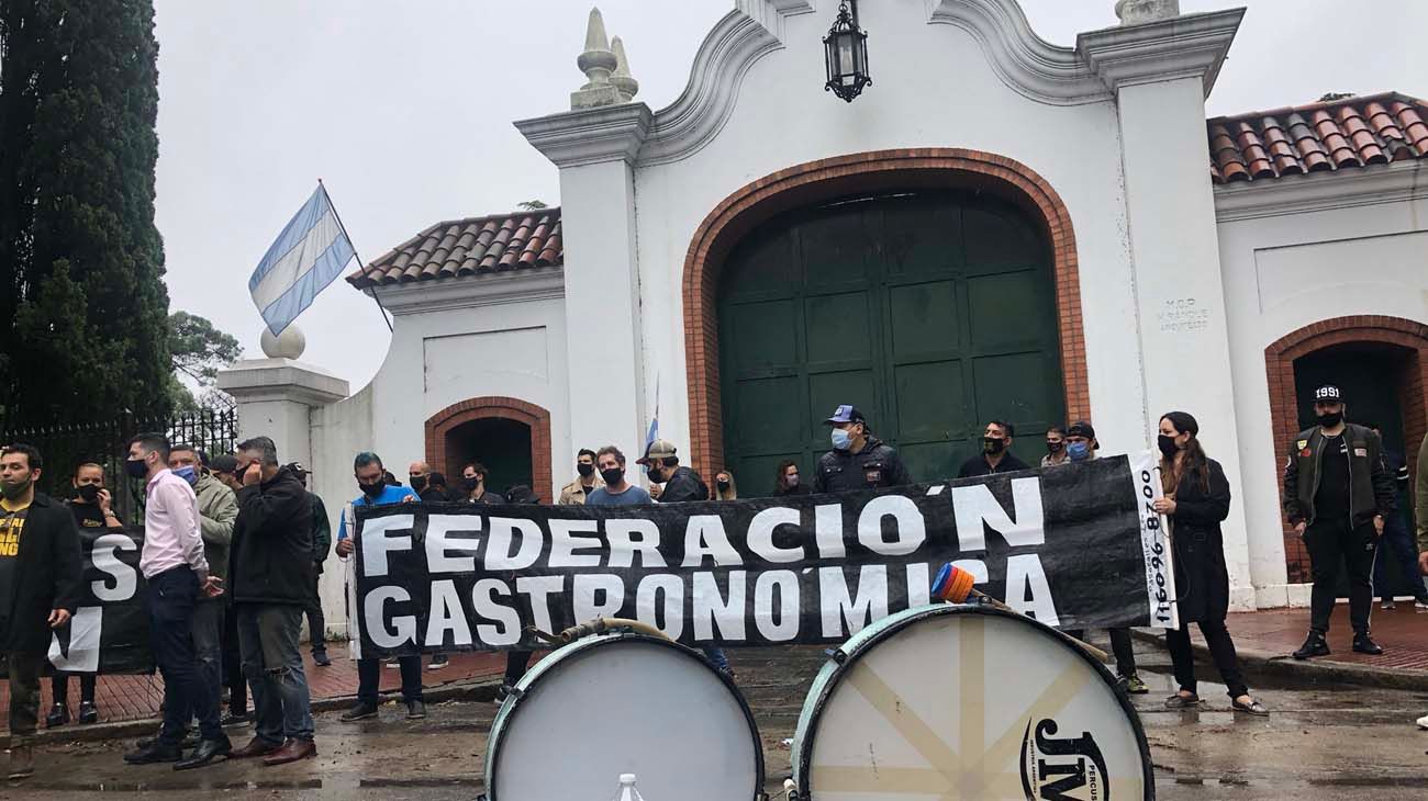 Protesta de gastronómicos en la Quinta de Olivos por las nuevas restricciones
