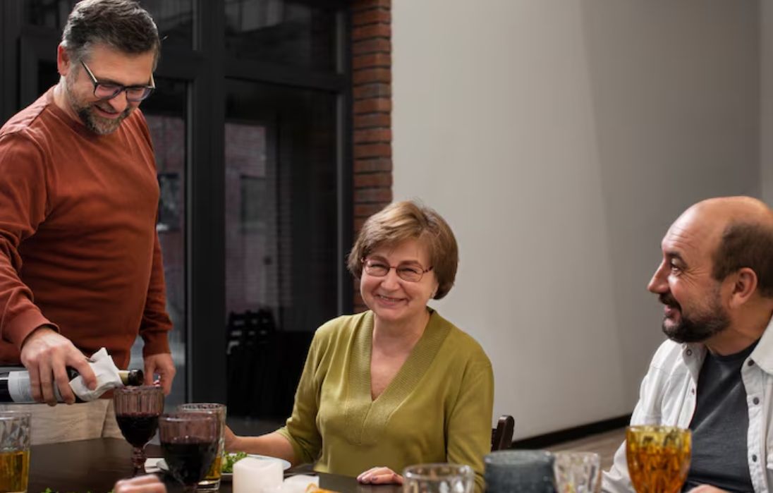 Por qué cenar tarde puede afectar tu salud después de los 40 años