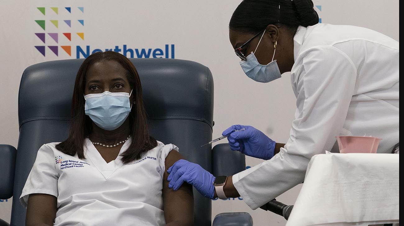 Una enfermera fue la primera persona vacunada contra el coronavirus en Estados Unidos