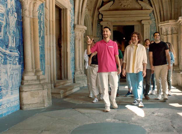Cada vez más turistas argentinos conocen destinos a través de visitas guiadas a pie y de pago libre