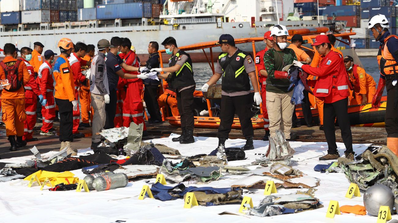 Encontraron los cadáveres y restos del avión que se estrelló en Indonesia